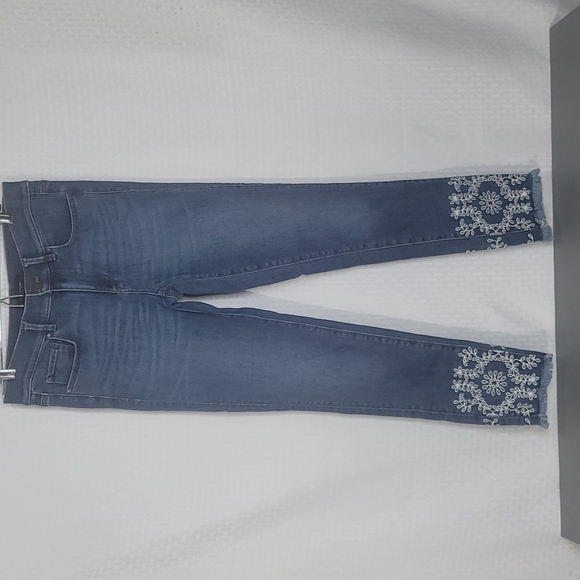 Ann Taylor The Skinny jeans size 2 embroidered detail frayed hem excellent cond - Picture 1 of 7
